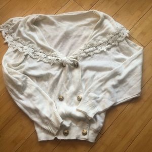Beautiful vintage White Sweater, Detailed Collar